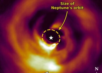 Captan planeta mayor que Júpiter en plena fase de crecimiento