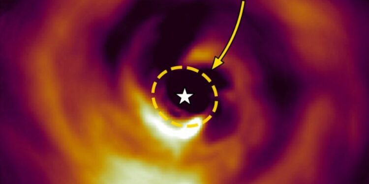 Captan planeta mayor que Júpiter en plena fase de crecimiento