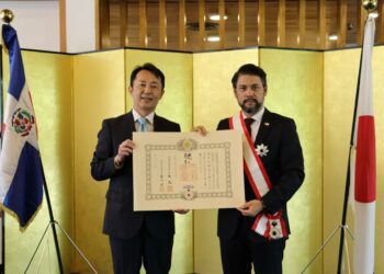 Japón condecora a Embajador dominicano en Brasil