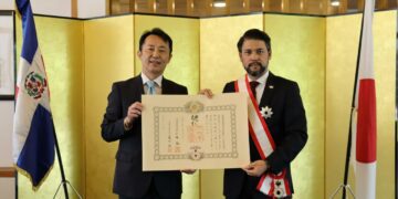 Japón condecora a Embajador dominicano en Brasil