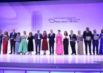 Augusto Taveras recibe el Premio al Emigrante Dominicano Sr. Oscar de la Renta