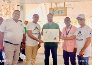 ADOMPRETUR reconoce aportes a la prensa turística en Samaná