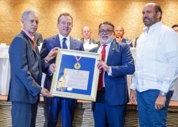 Ito Bisonó recibe Medalla al Mérito por impulsar el comercio organizado