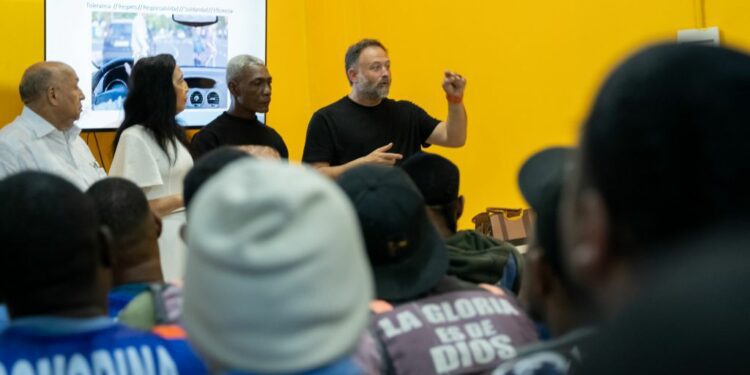 Inician proyectos para formación digital a más de 400 mil motoconchistas y colmaderos.