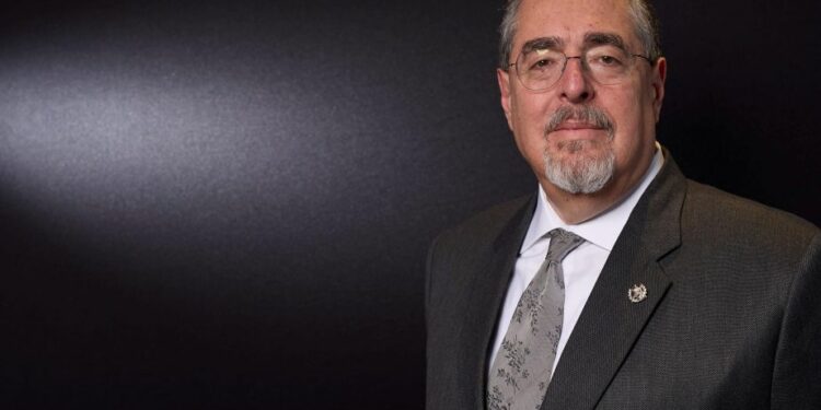 Arévalo denuncia 'golpe de estado' en Guatemala e invoca a la OEA