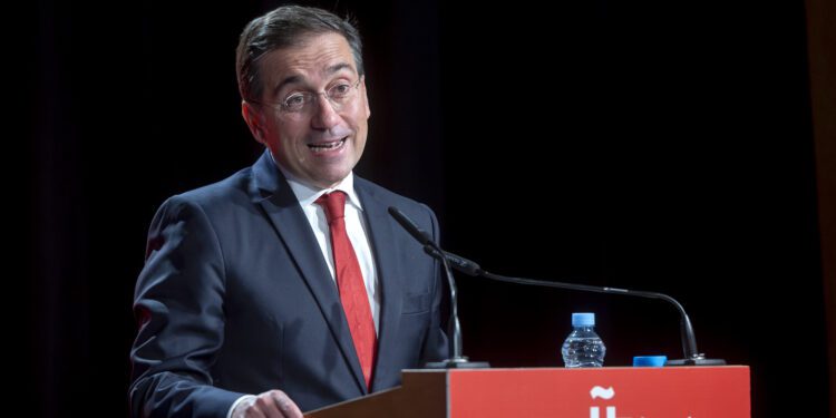 Albares reconoce la “injusticia” del pasado al inaugurar muestra indígena mexicana