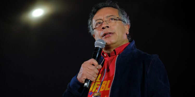 Petro critica bombardeo de EE.UU. y advierte intención de invasión