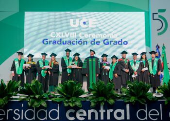 UCE gradúa a 1,459 nuevos profesionales en su 55 aniversario