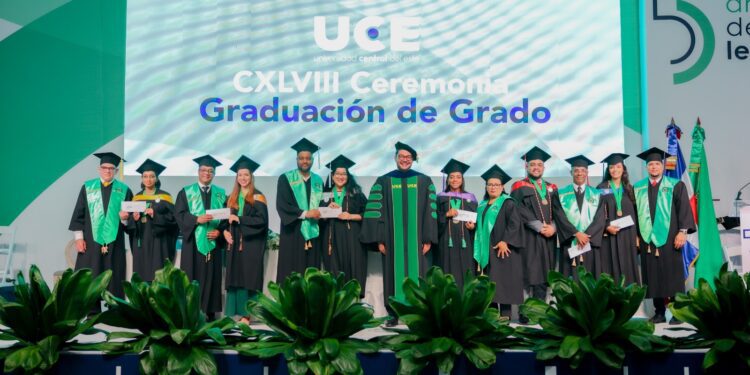 UCE gradúa a 1,459 nuevos profesionales en su 55 aniversario