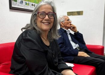 Camelia Michel presenta su poemario en un coloquio íntimo y profundo