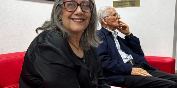 Camelia Michel presenta su poemario en un coloquio íntimo y profundo