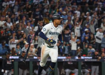 Azulejos castigan a los Yankees; Marineros empatan la serie