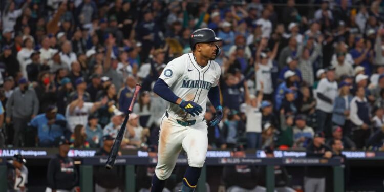 Azulejos castigan a los Yankees; Marineros empatan la serie