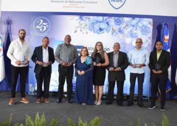 ADCS celebra 25 años reconociendo a figuras destacadas de la crónica social