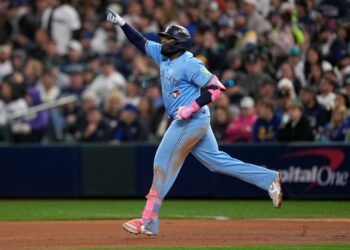 Toronto desata tormenta ofensiva y aplasta a Seattle 13-4