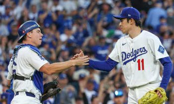Dodgers vencen a Cerveceros y se colocan al borde de la Serie Mundial