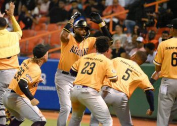 Águilas apalean a los Toros y siguen invictas en la LIDOM