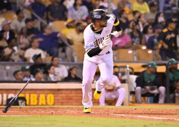 Águilas se imponen en festival de batazos y siguen líderes