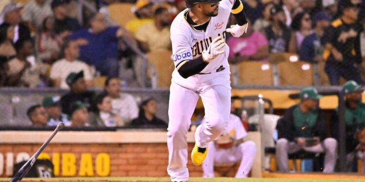 Águilas se imponen en festival de batazos y siguen líderes