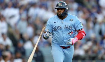 ¡Azulejos a un paso! Vuelven a casa con ventaja de 3-2 tras hazaña de novato