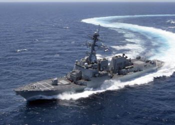 El buque de guerra estadounidense USS Gravely navega por el Caribe