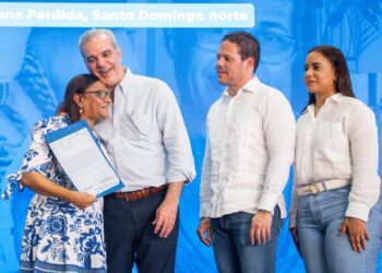 Abinader entrega títulos de propiedad tras 40 años de espera