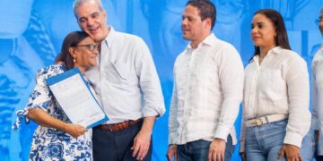 Abinader entrega títulos de propiedad tras 40 años de espera