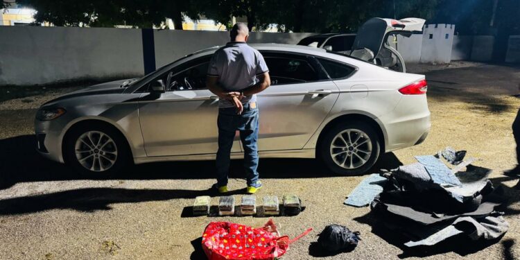 Decomisan diez mil gramos de cocaína en un auto en Barahona