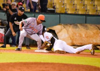 Toros se desquitan con las Águilas y la humillan en su nido