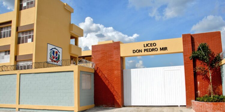 Una comisión técnica asume el control del Liceo Pedro Mir