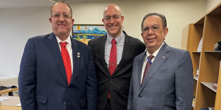 Valdez Albizu y Magín Díaz se reúnen con director del FMI