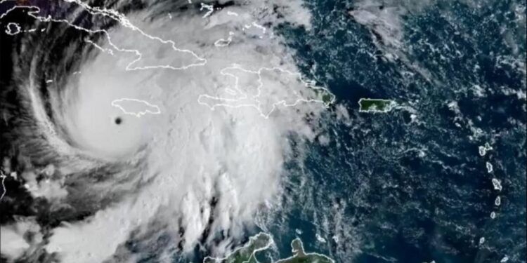 El huracán Melissa ya causa 49 muertes a su paso por el Caribe