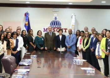 MESCyT impulsa la excelencia con 50 becas en IGLOBAL