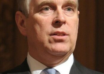 El Príncipe Andrés de Inglaterra cede sus títulos reales por escándalo Epstein