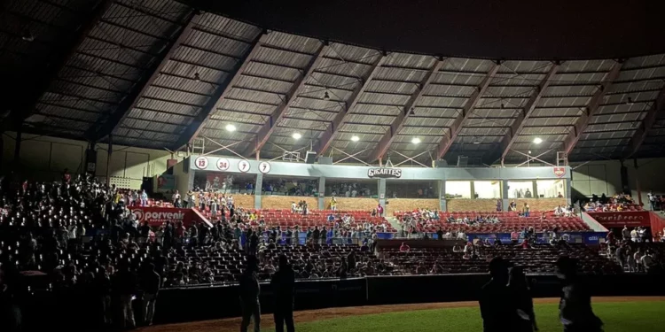 Juego entre Gigantes y Leones se detiene por falla eléctrica en San Francisco