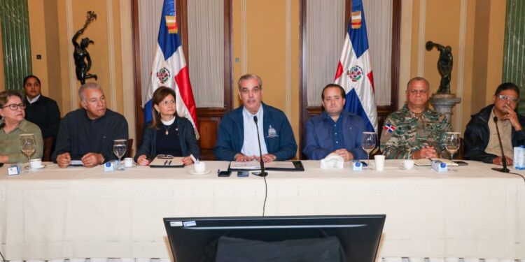 Gobierno mantiene suspensión de labores en 12 provincias por tormenta Melissa