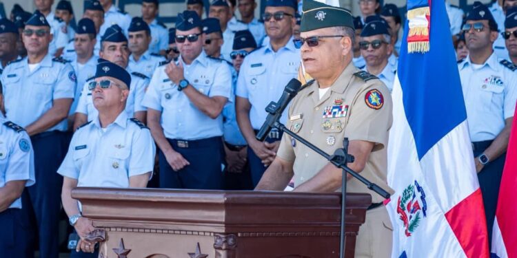 Ministro de Defensa supervisa modernización en la Fuerza Aérea