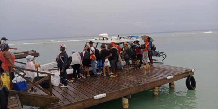 La Armada rescata a casi cien personas en Saona por Melissa