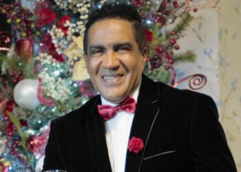 Kinito Méndez enciende la fiesta con "Que rompa la Navidad"