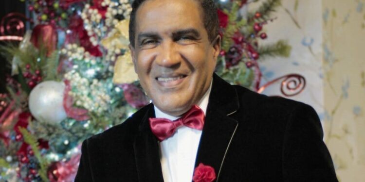 Kinito Méndez enciende la fiesta con "Que rompa la Navidad"