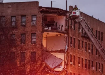 Desplome parcial en edificio de 20 pisos en el Bronx 