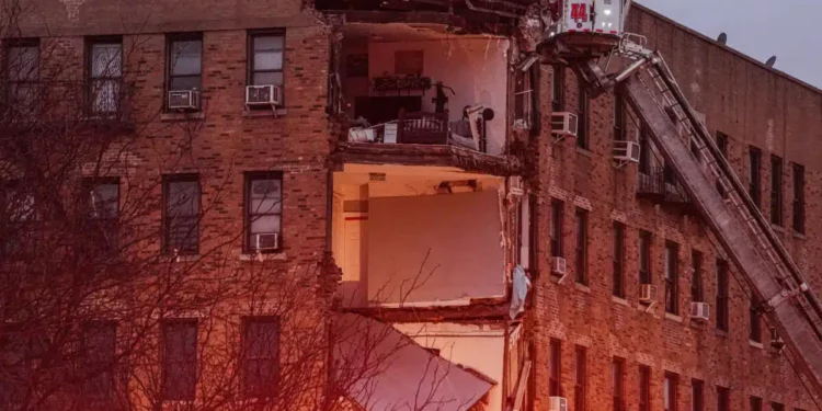 Desplome parcial en edificio de 20 pisos en el Bronx