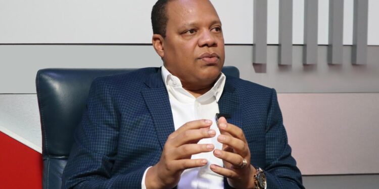 Opinión: Eddy Alcántara: Voz firme en defensa del gobierno y aliado del consumidor