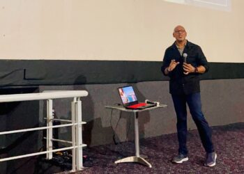 Salvador Batista comparte en Orizaba su experiencia en periodismo turístico