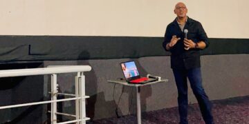 Salvador Batista comparte en Orizaba su experiencia en periodismo turístico