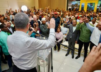 Leonel juramenta en Azua nutrido grupo de otros partidos