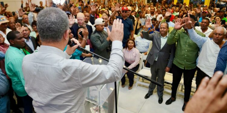 Leonel juramenta en Azua nutrido grupo de otros partidos