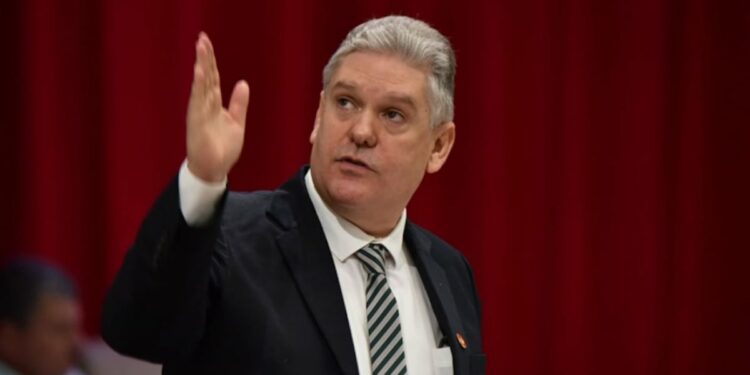 Imputado por espionaje y corrupción: Cuba acusa un exministro de Economía 