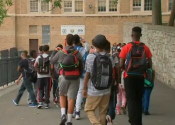 Espaillat lidera ley para abrir la universidad a los estudiantes de secundaria con becas millonarias