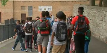 Espaillat lidera ley para abrir la universidad a los estudiantes de secundaria con becas millonarias